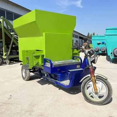 China Farms Diesel Engine Driven Spreader Feed Truck For Pigs, Cattle And Sheep for sale