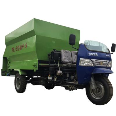 China Farms Feed Mix Hopper 25hp Diesel Hopper Truck In Stock for sale