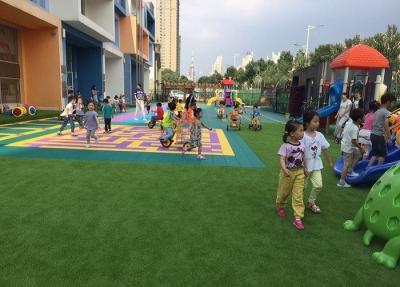 Chine L'herbe artificielle luxuriante fixe sur la surface, avec l'élastique amortit le tapis de jeu d'enfants à vendre