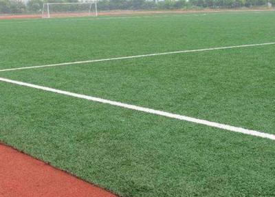 China Relvado artificial exterior de vista natural de 12000 Dtex para o fogo do campo de futebol - resistente à venda