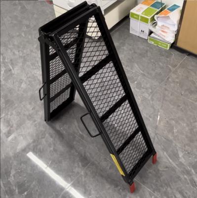 China 500lbs Folding Loading Ramp For Trailers Trucks ATV With Anti Skid Fingers en venta