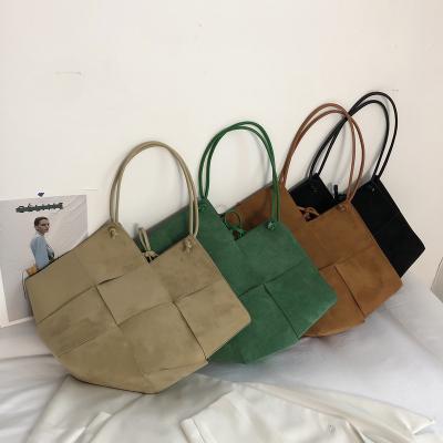 China Designer Fashion Large Woven Handbag 2021 Fashionable Luxury Tote Bag Drop Suede Ladies Purse for sale