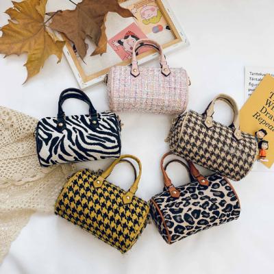 China 2021 fashion leopard pattern barrel purse for little girls cross - body bag fashion plaid lovely children's bag for sale