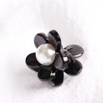 China Good Quality Plastic Clips Mini Black Kids Accessories Pearl Plastic Korean Women's Women's Flower Hair Claw for sale