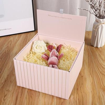 China Recycled Materials Square Flower Box Folding Packaging Chocolate Packaging Gift Box Flower Bouquet Gift Bag for sale