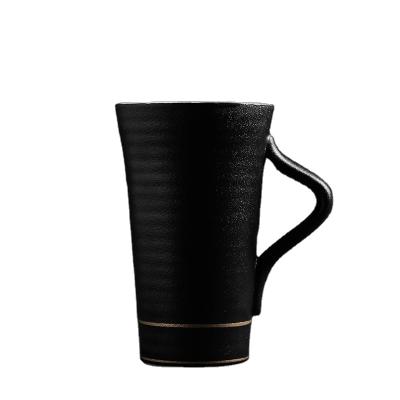 China 500ml 17oz Japanese Style Viable Clay Ceramic Coffee Mug Grind Sandy Matte Black And White Line Custom Logo Mug Gold Cup for sale