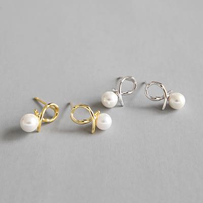 Китай 925 Sterling Silver Shell Pearl Stud Earrings Knotted Shape For Student продается