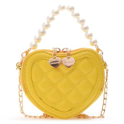 China 2021 New Skin Heart Shaped Women's Handbag Pearl Chain Single Shoulder Straddle Bag for sale