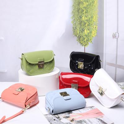 China Fashoion Wholesale Summer Jelly Purse Crossbody Bag Colorful Women Saddle Jelly Handbags for sale