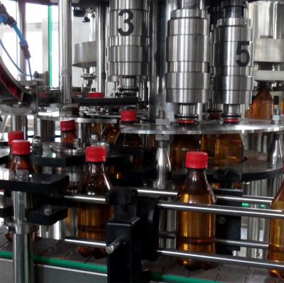 China 3000BPH 220V kleiner Juice Filling Machine automatische 3 in 1 Flasche, die mit einer Kappe bedeckende Maschine der Füllung ausspült zu verkaufen