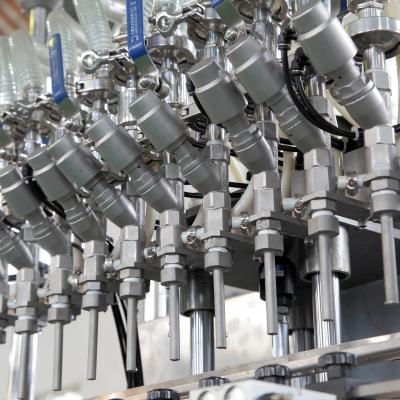 China 4000BPH volledig automatisch Juice Filling Machine drie in één de capsuleermachinemachine GMC van de rinservuller Te koop