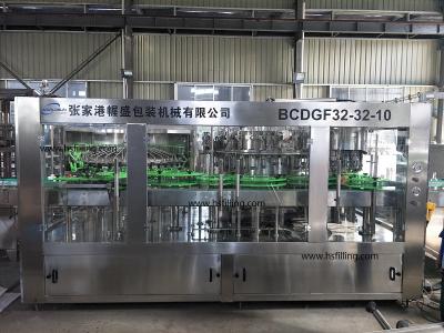 China Máquina de rellenar 304 de acero inoxidables de la bebida alcohólica de la vodka 4000bph en venta