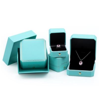 China Hot Vintage High Quality Plastic Jewelry Box Cardboard Box Fashion Necklace Ring Pendant Gift Box With Paper Bag for sale