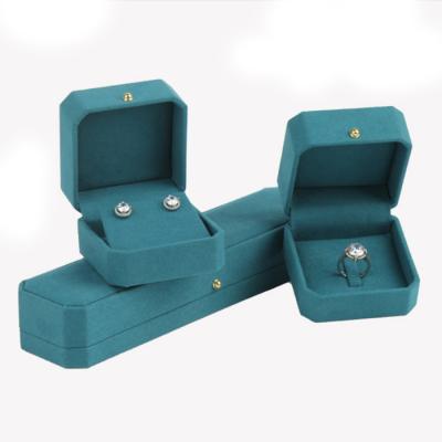 China 2022 Korea New Style Recyclable High-end Factory Wholesale Luxury Valentine's Gift Green Octagonal Velvet Packaging Jewelry Box for sale