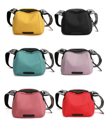 China 2021 hot sale fashion small young lady handbag shell shoulder bag cosmetic cheap cosmetic designer color bag for sale