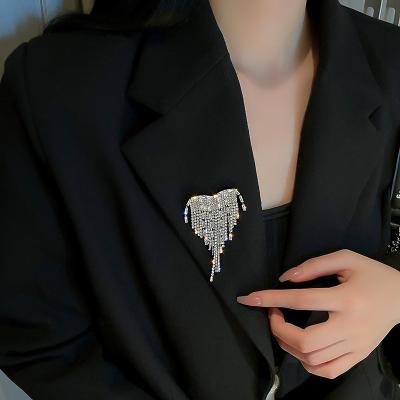 China Luxury Designer Fine Jewelry Crystal Rhinestone Tassel Fashion Heart of 2022 Synthetic CZ Glass Shaped Synthetic CZ Brooches Pins for Suits Women for sale