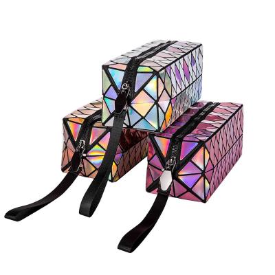 China Color Changing 2021 High Quality Laser PU Makeup Bag Organizer Geometric Zipper Cosmetic Bag Holographic Skin Care Beauty Pouch for sale