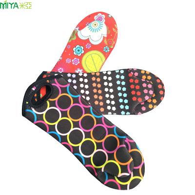 China Hot Sale Customized Home Heat Resistant Kitchen Heat Resistant Cooking Neoprene Oven Gloves for sale