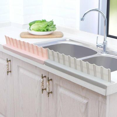 China Sustainable Kitchen Sink Water Splash Proof Clamping Dish With Strong Sucker Silicone Deflector Water Splash Guards Waterproof Baffle for sale