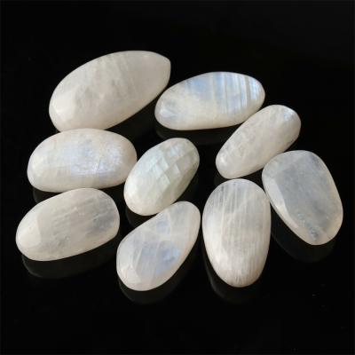 China Healing Stone Crystal Crush Bulk For Decoration from China Crystal Palmstone White Moonstone Tumbled for sale