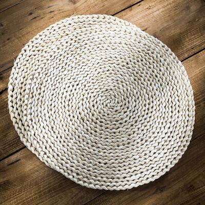 China Sustainable Rustic Dining Table Customized 14 Inch Heat Resistant Corn Husk Round Woven Wholesale Place Mats for sale