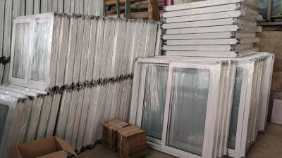 China Glas PVC schuifvenster en deur Wit raam Dubbel geglazuurd balkonvenster Te koop