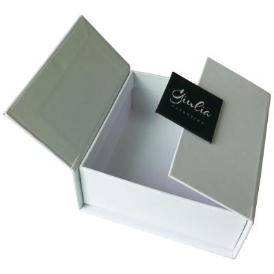 China Custom Wholesale Magnetic Luxury Paper Packaging Gable Carton Gift Box With Recyclable Shoe Box Handle for sale