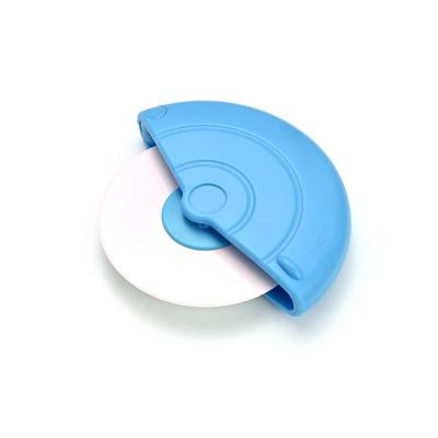 China Viable High Quality Cake Tools Kitchen Accessories Round Pizza Cutter Rotationg Plastic Pizza Cutter Baking Wheel for sale