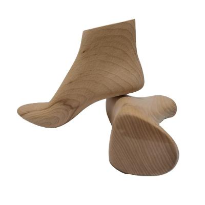 China Customized Wooden Maternity Wooden Foot Mannequin Customized Feet Beech Wood Mannequins For Medium/High Heel Shoes Display for sale