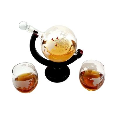 China Heat Resistant Cold Etched Liquor Decanter Set Heat Resistant Globe and Globe Decanter Glassware with 4 Glasses and Wooden Base for sale