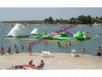 China parque inflable largo en el lago, parque flotante del agua de los 20m de los deportes acuáticos para el partido de los niños en venta