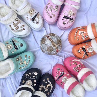 China Wholesale 2021 Fashion Trend Platform Garden Shoes For Women Hairy Clogs With Fur Inside Ladies Slippers Sandal Clogs Shoes for sale