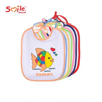 中国 Fashionable Waterproof Infant Bibs Soft Fabric Fish Printed Baby Bibs 販売のため