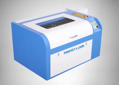 Cina Mini macchina per incisione laser da banco automatica per la casa con piccola potenza laser in vendita