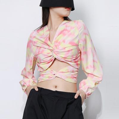 China anti-wrinkle small design tie-dye main 2022 new wind spring premiere v-neck fold-over lantern-sleeve slim shirt for sale