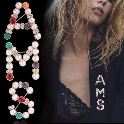 China New AMS Women's Diamond Letter Brooch Pin Creative Pearl Pin Small Female Suit Sweater Collar Accessories Jewelry Brooch for sale