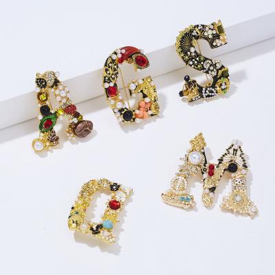 China Women's New Fashion Hot Selling Letter Form Pearl Rhinestone Flower Brooch Alloy Diamond Corsage Factory for sale