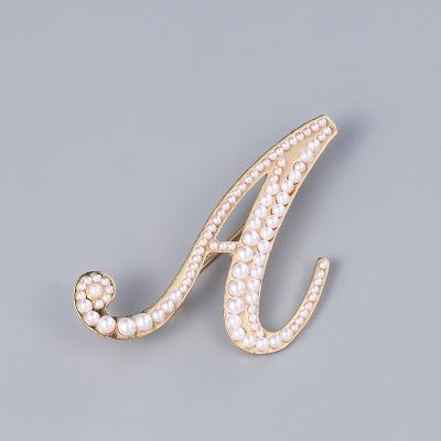 China 26 Letter A-Z Pearl Brooches Gold Unisex Cardigan Skirt Lapel Pins Female Bodice Brooches Jewelry Luxury Gifts For Women Accessories for sale