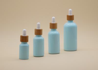 Chine Bouteilles en verre bleues d'huile essentielle de couleur d'aperçus gratuits avec le compte-gouttes en bambou à vendre