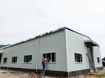 Chine Fireproof Material Metal Steel Plate Steel Structure Building Warehouse With Electric Rolling Shutter Door à vendre