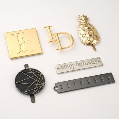 China Sewing Clothing Tags Custom Gold Pineapple Engraved Metal Name Plates For End Garments zu verkaufen