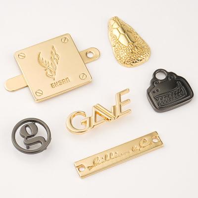 Cina Washable Custom Gold Sewing Metal Clothing Labels Design Hanging Tag Bag Metal Logo Letters Nameplate in vendita