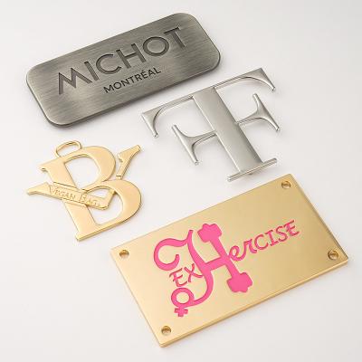 China Eco-friendly Custom Hanging Letters Tag User-Friendly Brushed Gunmetal Engraving en venta