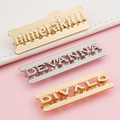 Chine Small Metal Letters Logo for Handbags Customized Wallet Name Plate Golden Bag Hardware à vendre