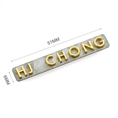 China Customized Shape Eco-friendly Gold Metal Logos Bag Accessories Custom Metal Letter Logo en venta