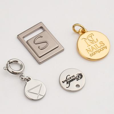 中国 Small Metal Logo Bag Tag with Plated Technique and 1 Color Print Method Metal Tag 販売のため