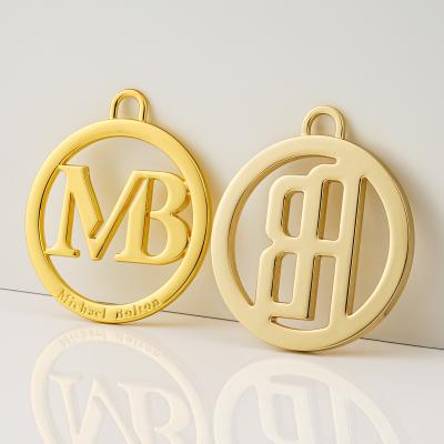 中国 Handbag Charms Gold Plated Design Private Cut Out Logo Custom Metal Tags for Bags 販売のため