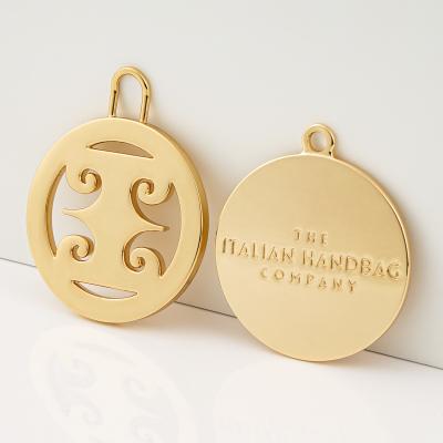 Chine Plated Technique Custom Name Pendant Design Made Round Shape Metal Tag Engraved for Bag à vendre