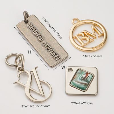 中国 Custom Size Clothing Fashion Design Purse Letters Logo Tag Metal Gold Logo Charm for Bags 販売のため