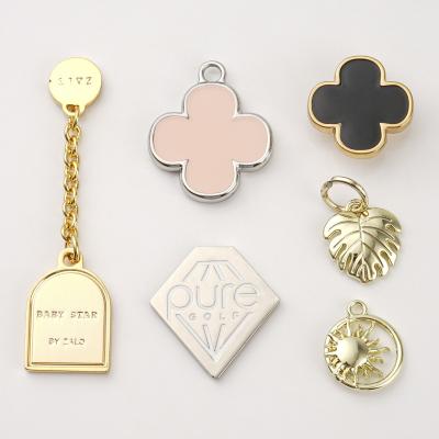 China 14K Gold Plated Metal Charm Pendants for Necklace Bracelets Diy Custom Logo Tags Gold zu verkaufen